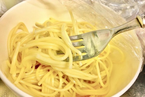 オイルとゆで汁を混ぜたパスタ